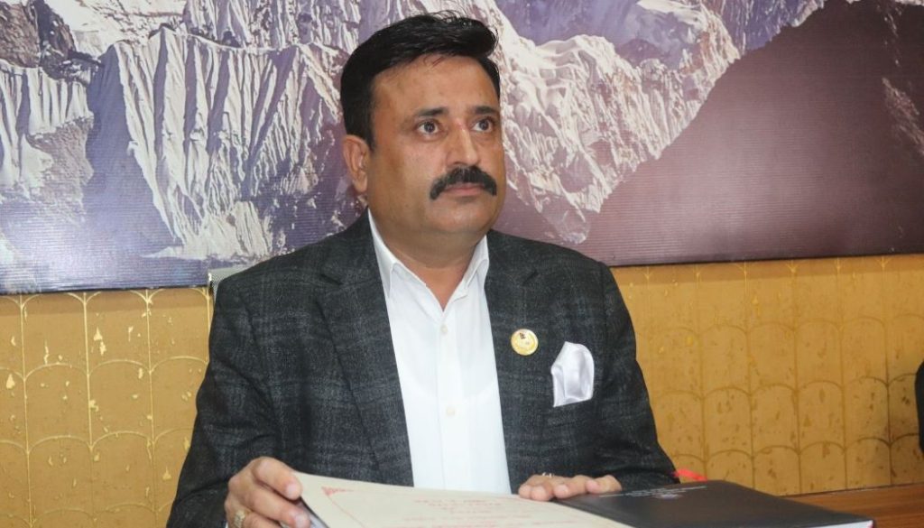 मन्त्रिपरिषद् बैठकबारे जानकारी दिँदै प्रवक्ता लामिछाने ।