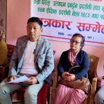 मेलाबारे जानकारी दिँदै आयोजक ।